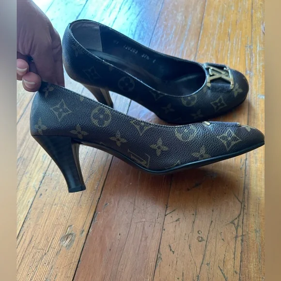 Louis Vuitton Black and Brown Heels with Gold Accent - Picture 5 of 9